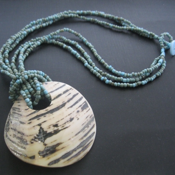 4/$20 🍁 Shell & Bead Necklace - Picture 4 of 4